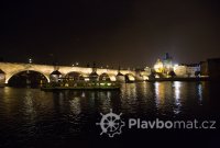 Karlův most z lodi