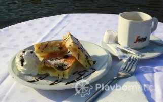 Plavba s kávou a dortem na lodi v Praze