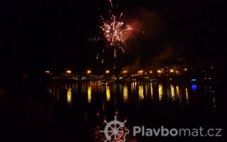 Ohňostroj na lodi v Praze